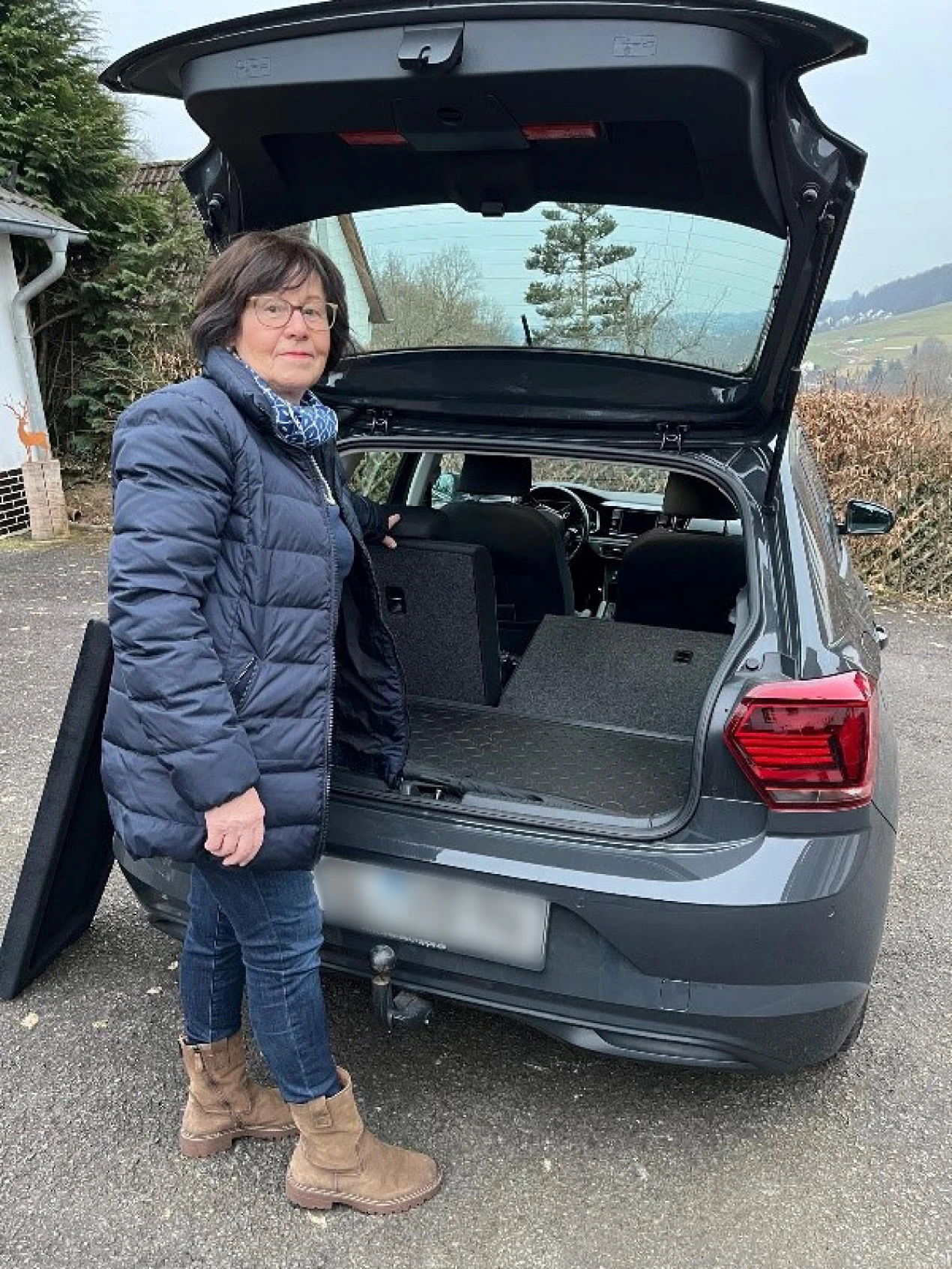 Vera Daub ist als ehrenamtliche Helferin des Weitblick-Projekts Nachbarschaftshilfe aktiv und begleitet Seniorinnen und Senioren beispielweise bei Einkäufen und Arztbesuchen. Vor solchen gemeinsamen Termine wird der Rollator sicher im Kofferraum verstaut.(Foto: OBK/Peter Leineweber) 
