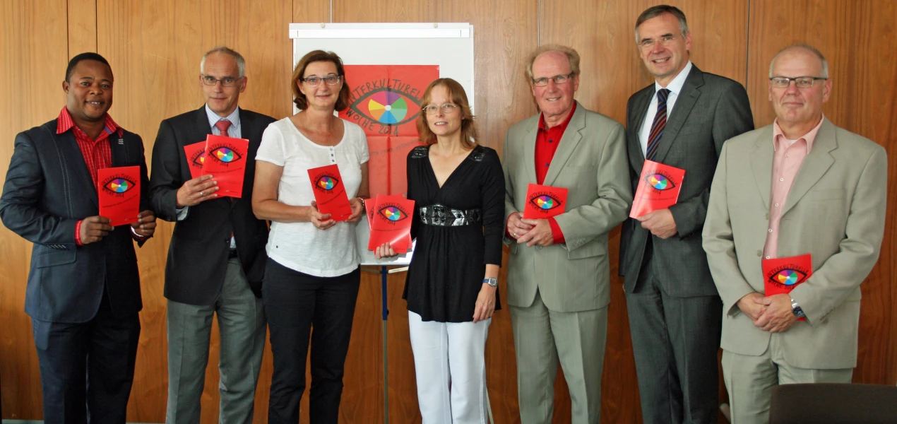 Freuen sich über Umfang und Qualität des diesjährigen Programms (v.l.n.r.): Estine Unaichi, Afrika Union Gummersbach e.V.; Dr. Christian Dickschen, Integrationsbeauftragter OBK; Gabriele Goldschmidt, Leiterin des Fachdienstes für Integration und Migration Kreis-Caritasverband; Anja Karthäuser, Pfarrerin des evangelischen Kirchenkrieses an der Agger; Gregor Rolland, ehrenamtlicher Vorstand des Kreis-Caritasverbandes; Thomas Ruffler, Pastor uns Stellvertreter des Superintendenten; Pastor Matthias Weichert(Foto:OBK)   