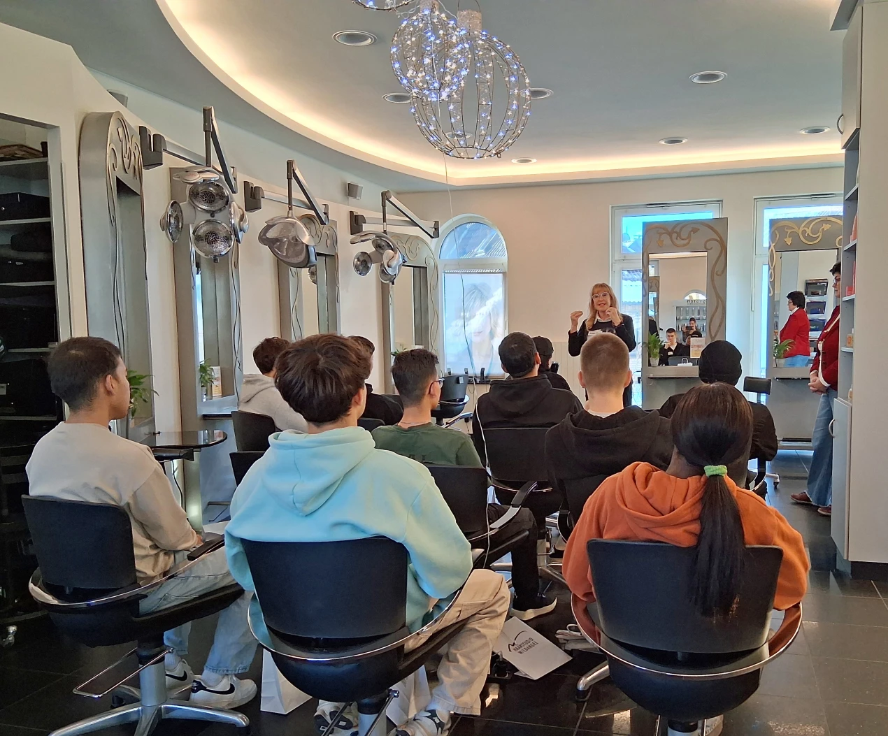 Der Beratungsworkshop des KI für (neu)zugewanderte Jugendliche wurde praxisnah im Haarstudio durchgeführt (Foto: OBK).