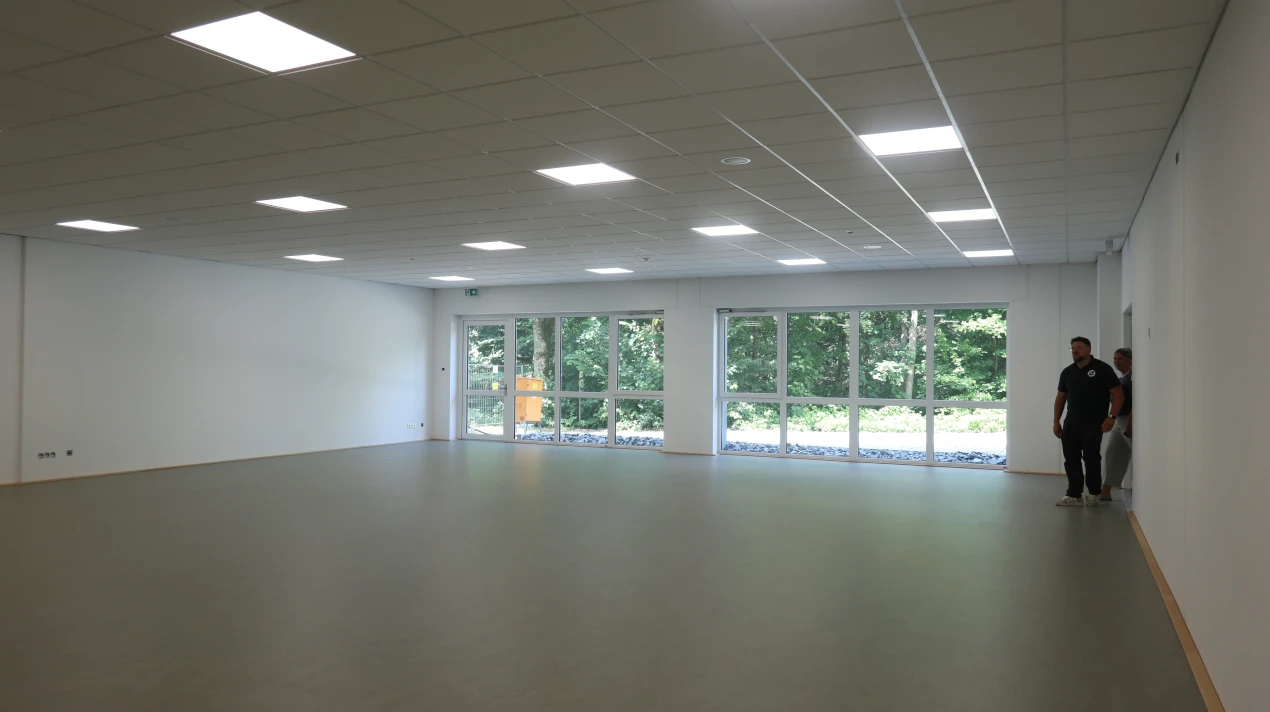 Auch der Hallenraum im Untergeschoss ist lichtdurchflutet. (Foto: OBK)