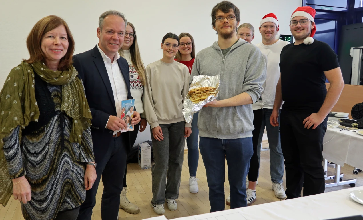 Kreisdirektor Klaus Grootens dankte den Auszubildenden für ihr Engagement zugunsten des Vereins "Chancen - Leben geben e.V." und informierte sich bei dessen Vorsitzender Barbara Kutschaty (l.) über die Initiative und die Verwendung der Spendengelder. (Foto: OBK)