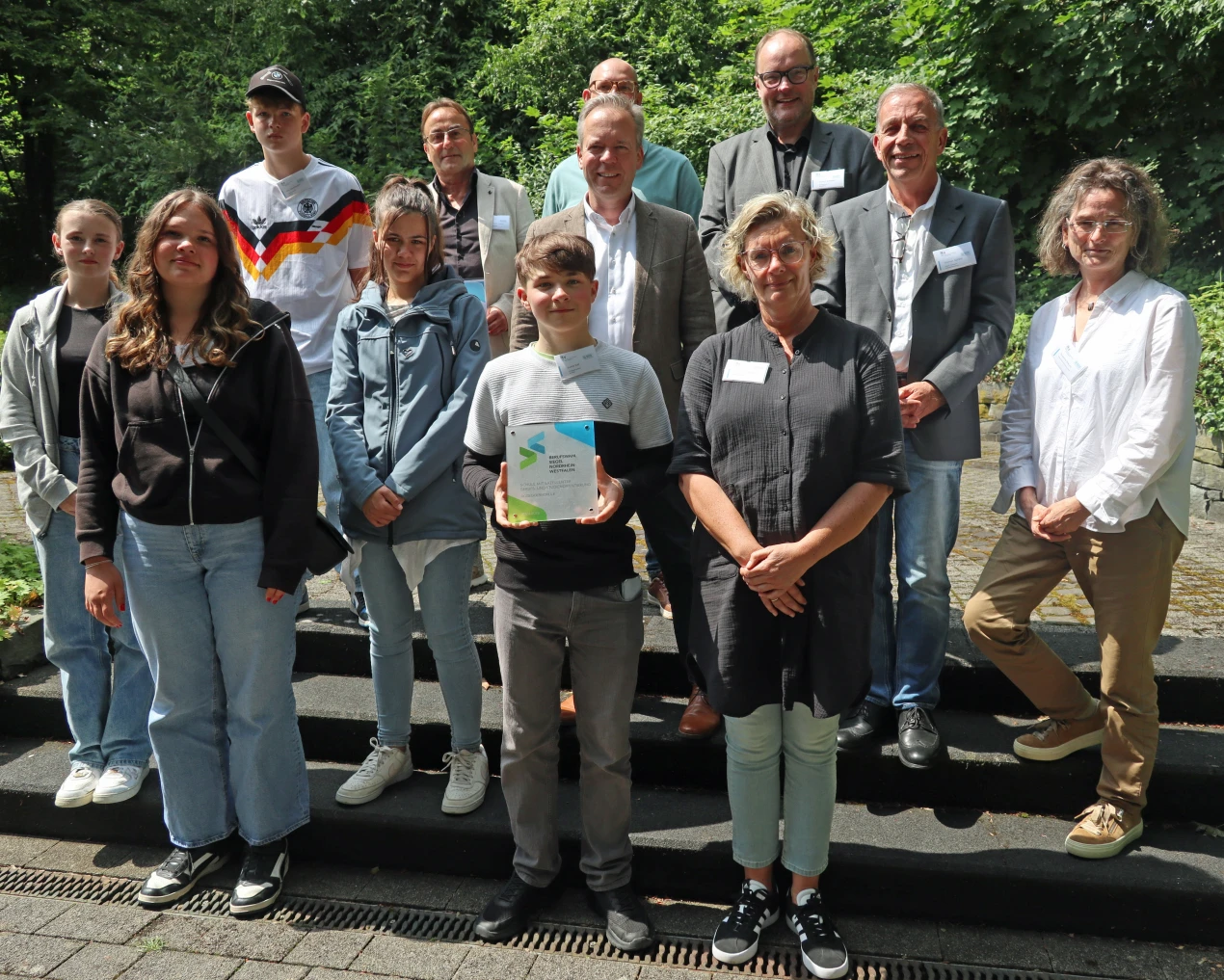 Die Roseggerschule wurde rezertifiziert:
(v.l. vorne) Leonie Schröder, Celine-Maria Stettner, Dilara Tillmann, Lukas Kaß, Claudia Birkenbeul, StuBo; 
(hinten, v.l.): Nils Stockhausen; Karl-Heinz Casper, StuBo; Kreisdirektor Klaus Grootens; Manfred Schmid, Stufenleitung; Hinrich Schipper, Schulleitung und Schulamtsdirektor Thomas Gunkel. (Foto: OBK)
