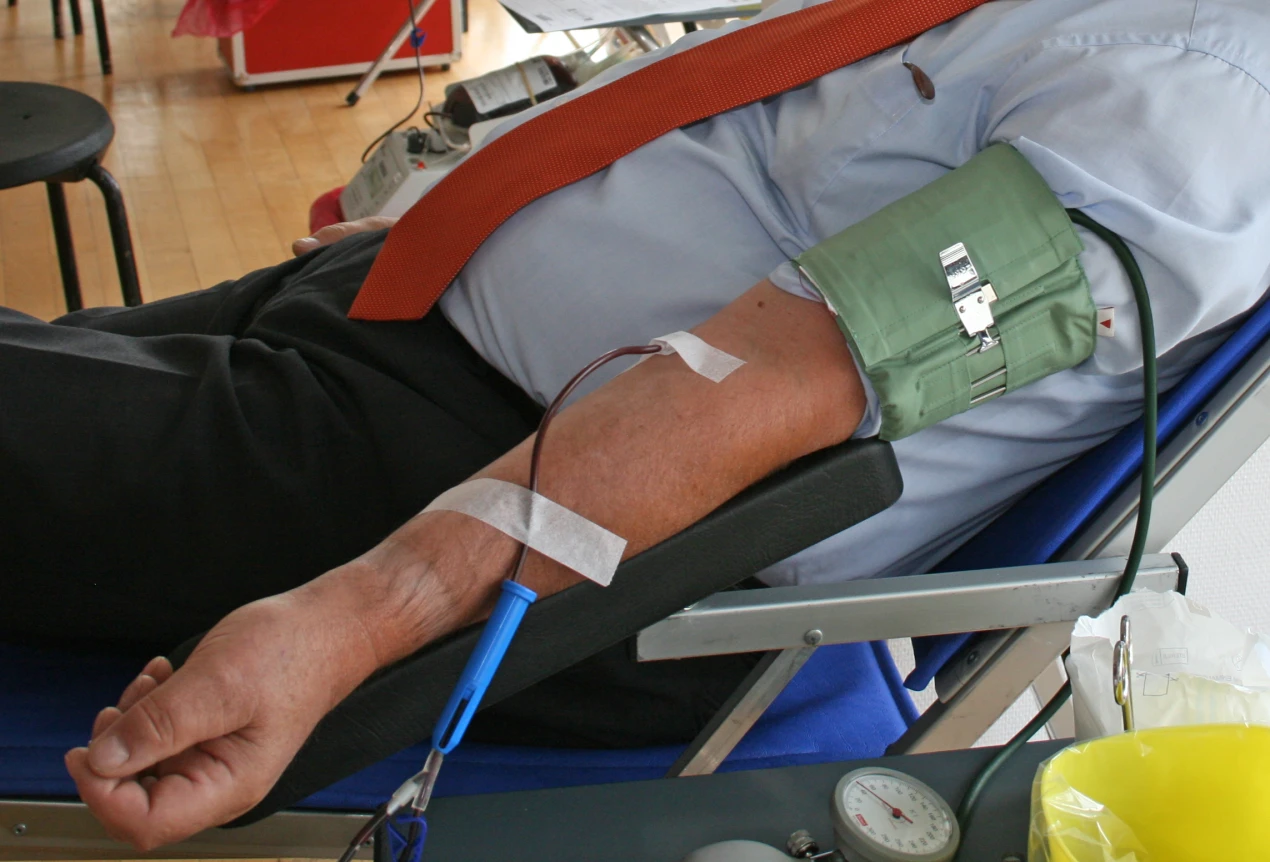 Mit einer freiwilligen Blutplasmaspende können die genesenen COVID-19-Erkrankten die Behandlung von schwerkranken Coronavirus-Patientinnen und -Patienten unterstützen. (Foto: OBK)