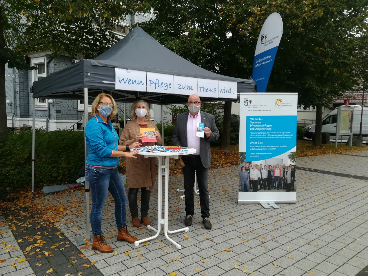 Senioren- und Pflegeberaterin Ilse Müllenschläder und Bürgermeister Wilfried Holberg von der Stadt Bergneustadt und Christine Prinz vom Oberbergischen Kreis. (Foto: OBK)