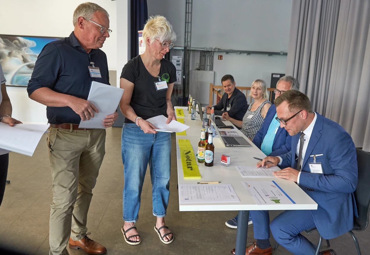 Die Engagementvereinbarungen werden „notariell“ festgehalten von (v. l.n.r.) Ulrich Stücker, Bürgermeister Stadt Wiehl; Maren Berges, Ev. Kirchenkreis An der Agger; Thomas Dörmbach, Leiter Kath. Familienbildungsstätte; Andreas Neumann, Vorstandsvorsitzender der Volksbank Oberberg eG. Eine Engagemenvereinbarung geschlossen haben Michael Welp, Welp Media Service und Kirsten Brand, Werde KitzretterIn e.V. (Foto: OBK)
