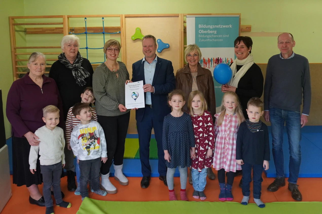 Große Freude in der Marie-Juchacz-Kindertagesstätte in Waldbröl, nachdem Peter Lenz (AggerEnergie) den Gutschein an die pädagogische Fachkraft und Organisatorin der Vorleseaktion Birgit Richter übergeben hat - begleitet von Anke Koester, Leiterin des Amtes für Schule und Bildung (M.), Vera Zielberg (r.), AggerEnergie und Norbert Fischer, Bildungsbüro Oberberg. Die beiden Vorleserinnen (l.) wollen die Heißluftballonfahrt gemeinsam unternehmen. (Foto: OBK)     