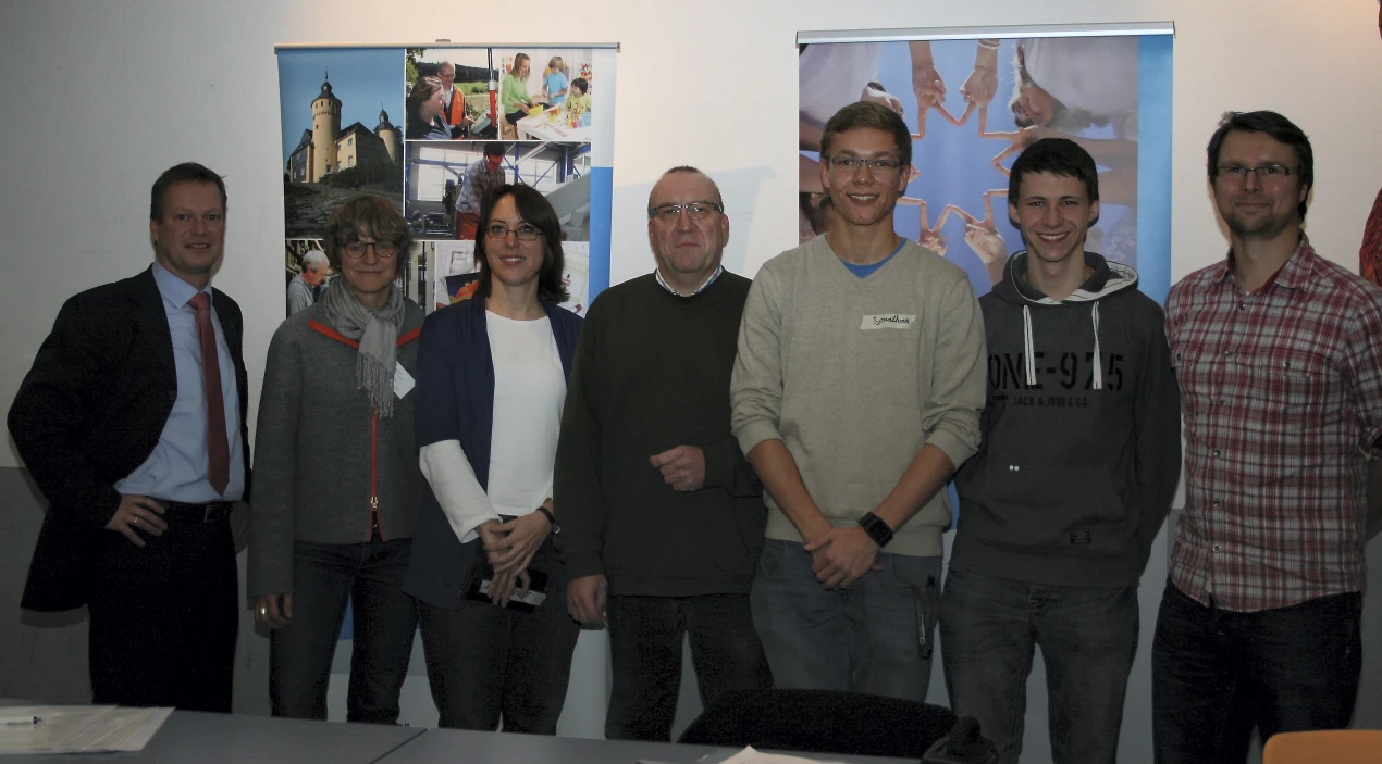 Erste "Medienscout-Ausbildung" im Oberbergischen (v.l.n.r.): Peter Lenz, AggerEnergie; Eva Schute, Schulpsychologischer Dienst OBK; Anne Rust, Lehrerin EvB-Gymnasium Wipperfürth; Detlev Schuster, stellvertr. Schulleiter des Berufskollegs Dieringhausen; Jonathan Lessing und Tobias Uelpenich, Schüler am EvB-Gymnasium; Daniel Kohlhaas, Lehrer EvB (Foto:OBK)