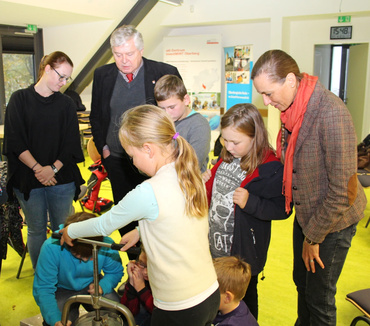 Dr. Jorg Nürmberger (2.v.l.) und Kerstin von Scheidt (1.v.r.) schauen den Kindern bei ihrer Arbeit über die Schulter. (Foto: OBK)