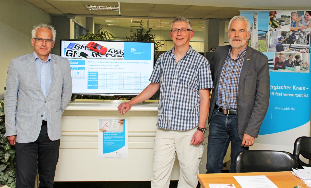 Derzernent Dr. Christian Dickschen (v.l.), Frank Prinz (Leiter der Zulassungsstelle) und Ulrich Stahl (Leiter Straßenverkehrsamt) stellten das neue Terminvereinbarungs-System bei einem Pressetermin vor. (Foto: OBK)