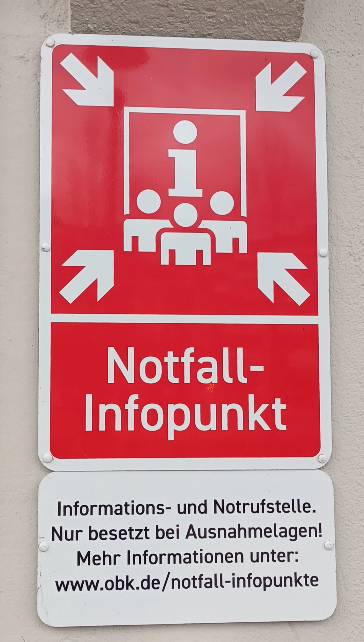 An den Standorten der Notfall-Infopunkte sind entsprechende Hinweisschilder angebracht. (Foto: OBK)