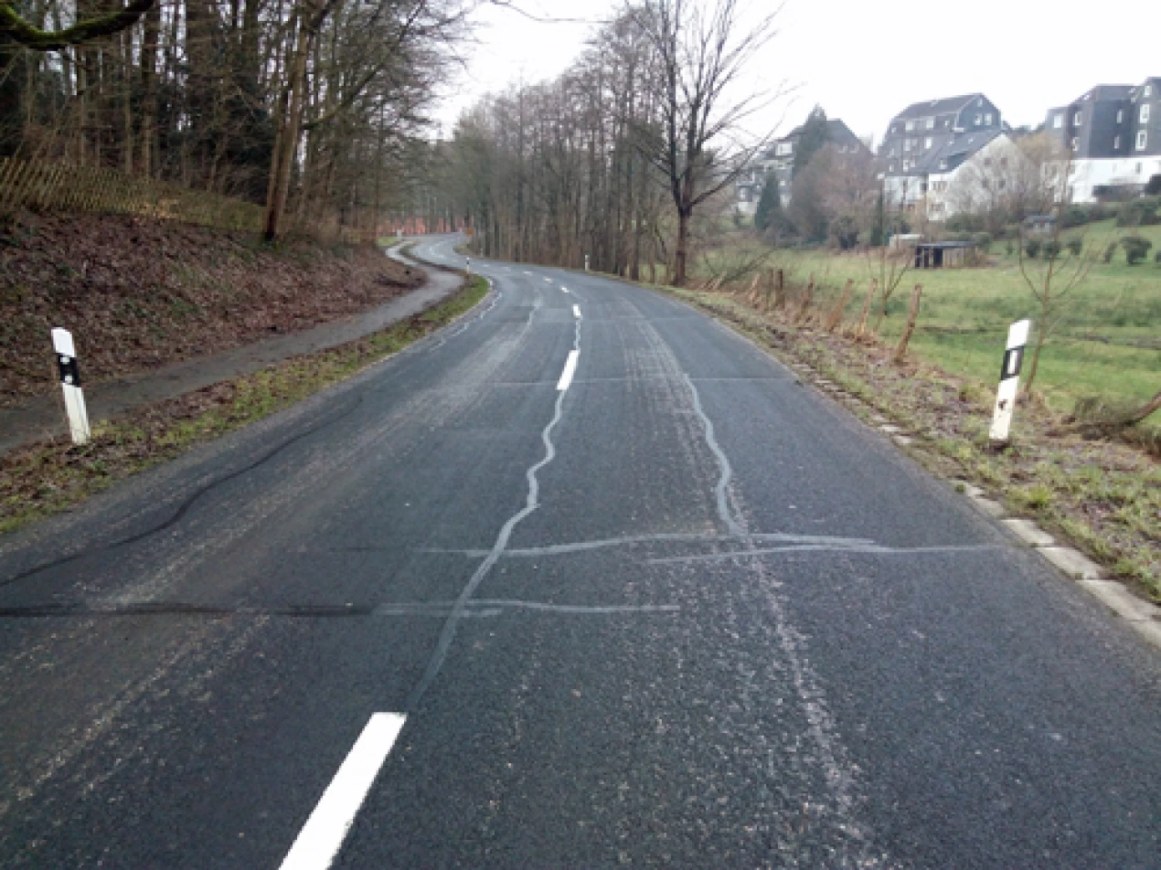 Die Arbeiten an der Kreisstraße 11 zwischen Wefelsen, Mickenhagen und Hückeswagen werden im Mai durchgeführt. (Foto: OBK) 