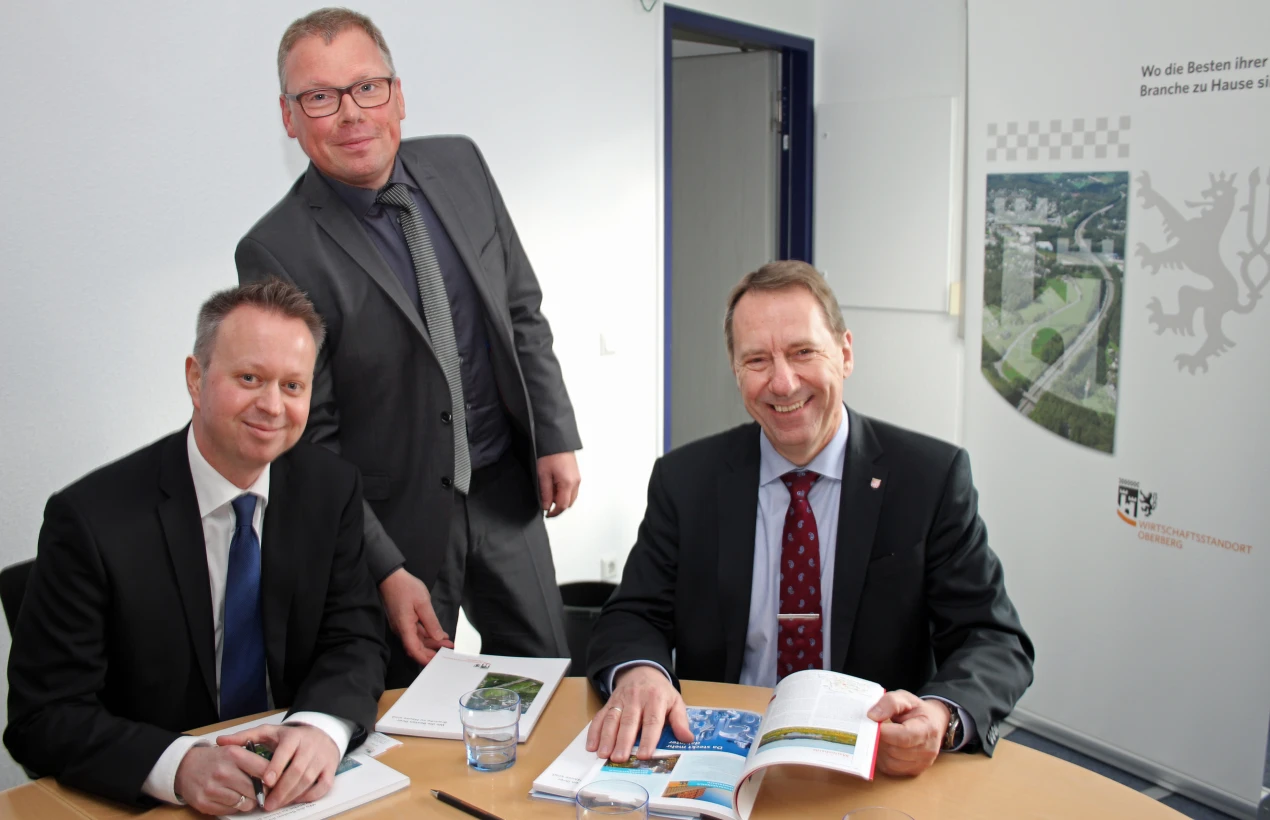 Freuen sich über die neue Wirtschaftsbroschüre (v.l.n.r.): Uwe Cujai, Leiter der Wirtschaftsförderung des Oberbergischen Kreises; Michael Welp (Welp Druck GmbH) und Landrat Jochen Hagt. (Foto: OBK) 