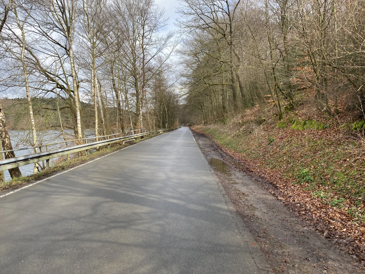 Auch im folgenden zweiten Bauabschnitt wird der neue Radweg links am Wasser angelegt und die Fahrbahn nach rechts gerückt. (Foto: OBK)