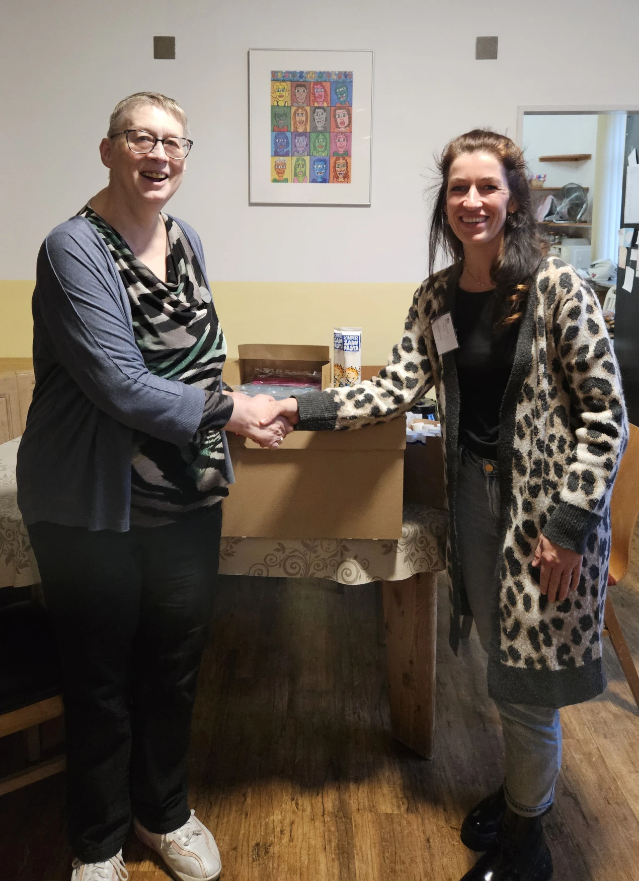 Hanna Pallach übergibt die Spende an Karola Maurer. (Foto: OBK)