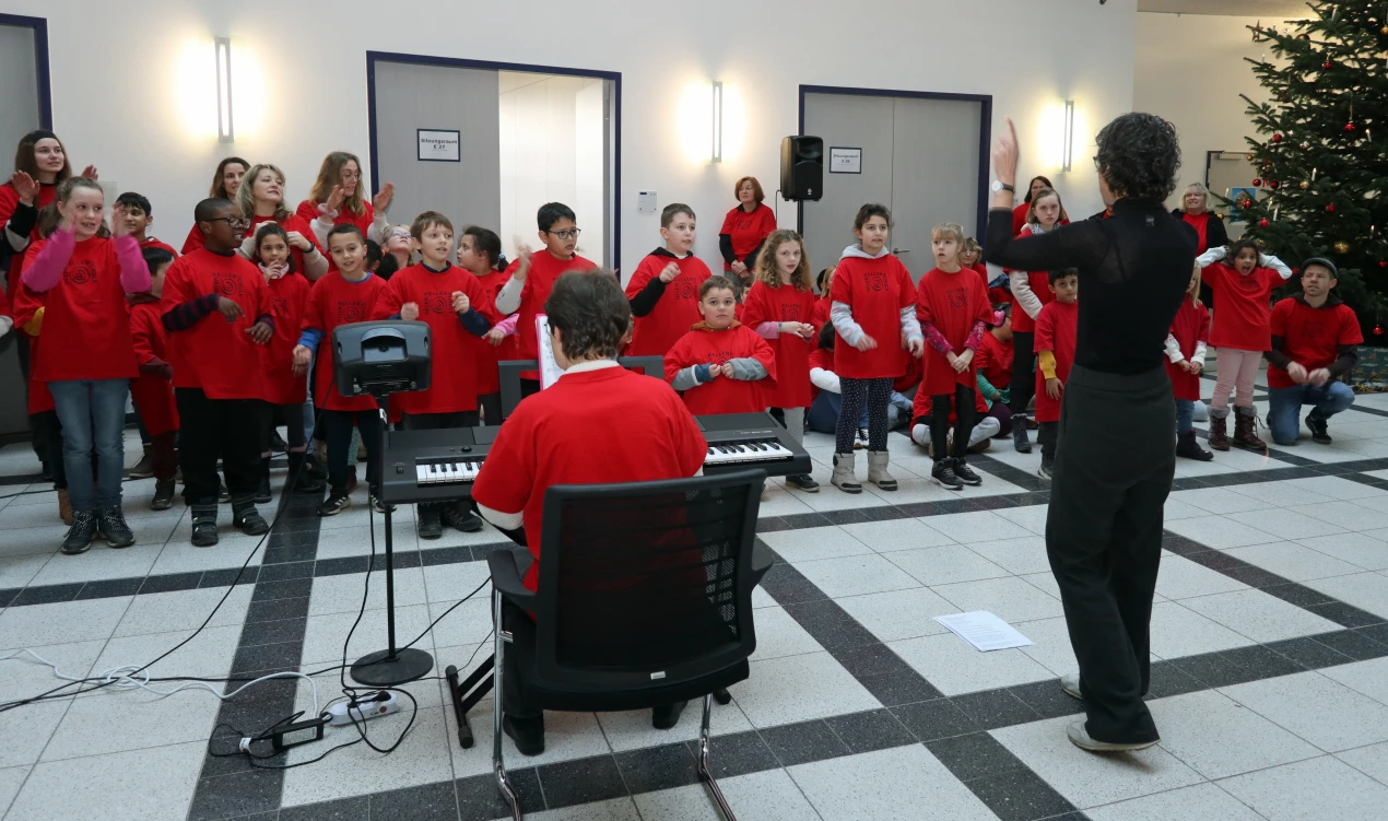 Gebärdendolmetscherin Birgit Kolb und ihre Schülerinnen und Schüler begleiteten konzentriert und mit vielen Gesten ihren musikalischen Vortrag. (Foto: OBK)