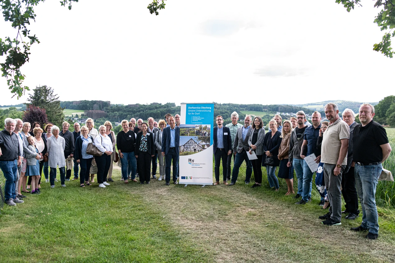 Die Vertretenden der Dorfgemeinschaften freuen sich über die Zusagen der Förderbescheide. (Foto: OBK) 
