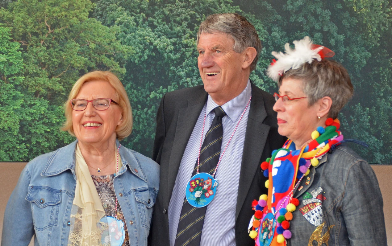 Die Stellvertretenden Landräte Ursula Mahler, Prof. Dr. Friedrich Wilke und Monika Hüttenmeister unterstützten Landrat Jochen Hagt bei der Ordensübergabe. (Foto: OBK