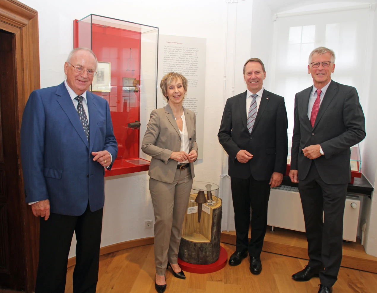 Das Münzkabinett als Geburtstagsgeschenk vom Förderverein Schloss Homburg e.V. durch den Ehrenvorsitzenden Christian Peter Kotz (l.) und den Vorsitzenden Bernd Hombach (r). Dr. Gudrun Sievers-Flägel und Landrat Jochen Hagt freuen sich über die großzügige Schenkung (Foto: OBK).