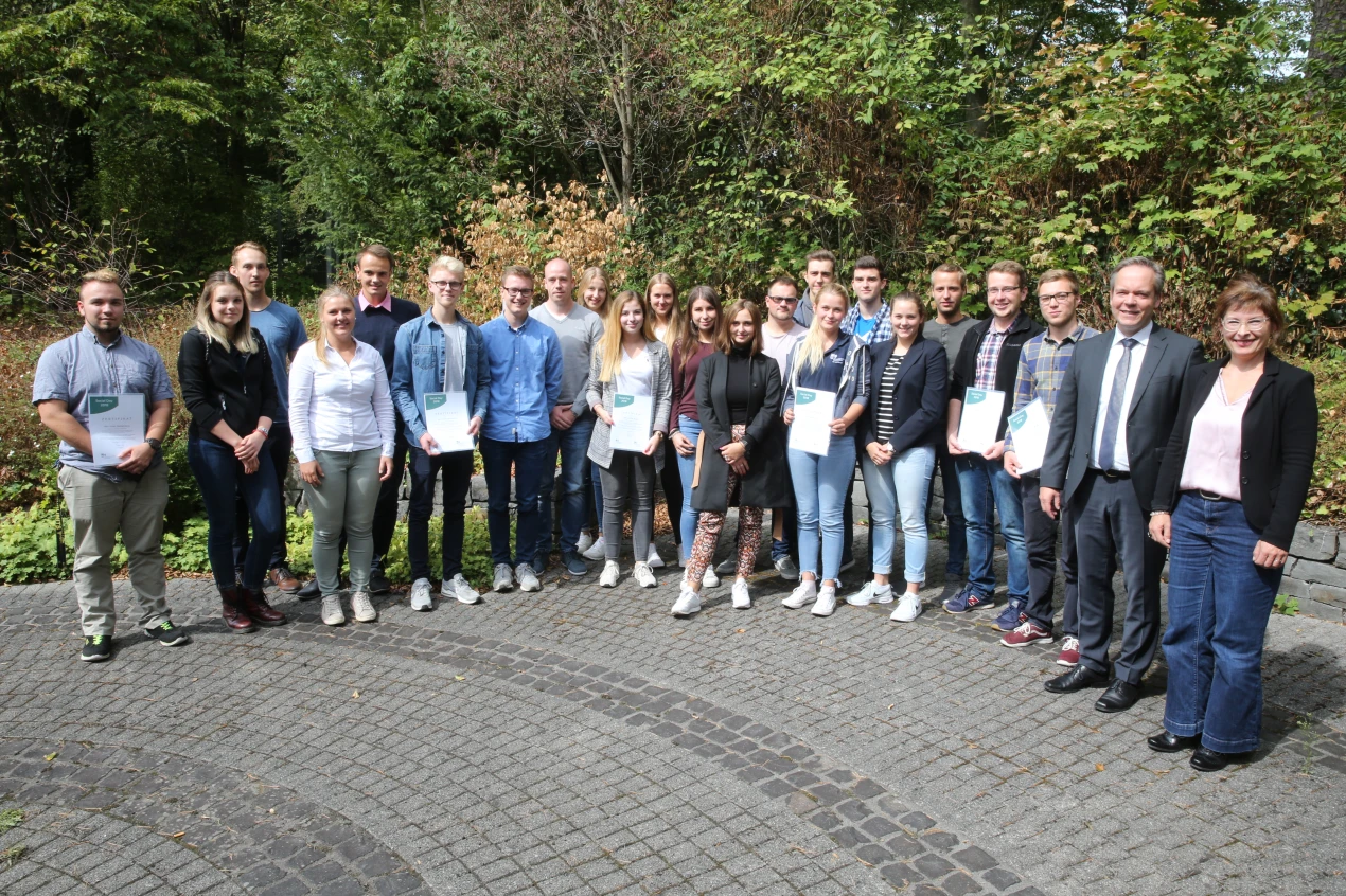 Kreisdirektor Klaus Grootens (2.v.r) und Sylvia Asmussen, Unterstützung des Ehrenamts (r.), haben die Auszubildenden für ihr Engagement am Social Day mit einem Zertifikat ausgezeichnet. (Foto: OBK)  