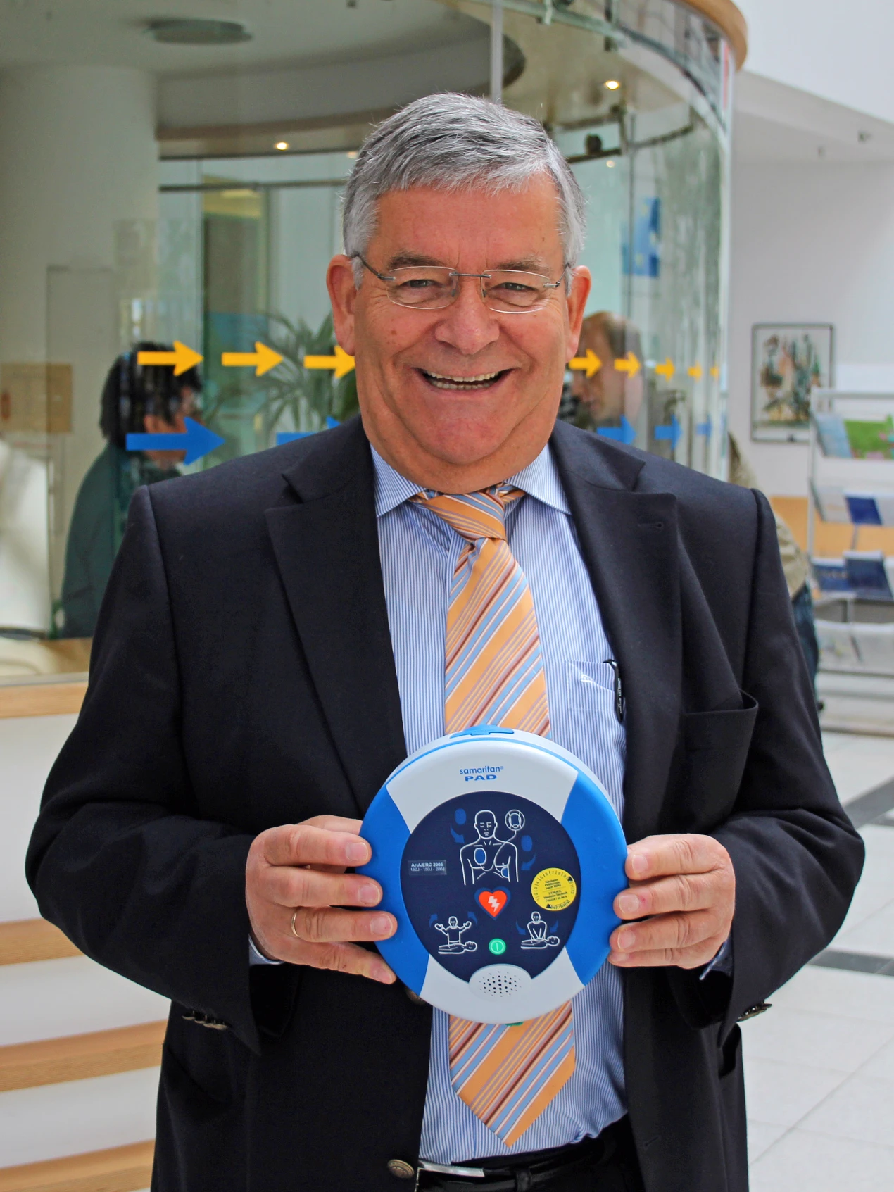 "Eine effektive Maßnahme zur Wiederbelebung", sagt Landrat Hagen Jobi. Im Kreishaus ist der Defibrillator an der Infothek im Foyer positioniert. (Foto: OBK)