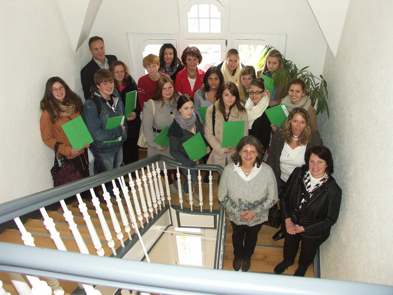 v.r.n.l. Birgit Steuer, Oberbergischer Kreis; Margit Wilhelm, Gesamtschule Waldbröl; Elke Schuster, Pflegedienstleitung CBT-Wohnhaus St. Michael; Irmtraud Kissel, Standortlotsin im Weitblick-Freiwilligenbüro Waldbröl (Mitte); Carmen Munoz-Berz, Standortpatin Stadt Waldbröl; Peter Koester, Bürgermeister der Stadt Waldbröl mit den Schülerinnen und Schülern  (Foto:OBK)