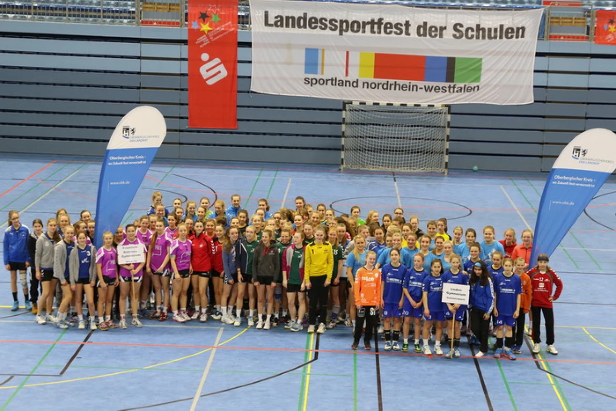 Bereits in den Vorjahreswettkämpfen wollten alle Mannschaften nach Berlin, doch nur vier Teams werden es schaffen: Beim NRW-Landesfinale der Schulhandballerinnen und Schulhandballer geht es um die Qualifikation zum Bundesfinale. (Foto: OBK)