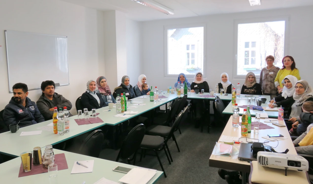 Unter dem Titel „Schulsystem in NRW“ erfuhren 22 Teilnehmende aus arabischsprachigen Ländern Wissenswertes zum Schulbesuch ihrer Kinder. (Foto: OBK)
