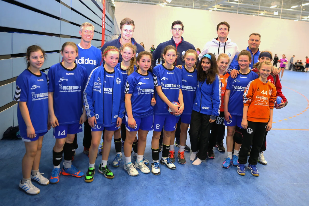 Als Belohnung für die Teilnahme an der Landesmeisterschaft gab es noch ein Gruppenfoto mit den VfL-Handballern Andreas Heyme (hinten, 2. von l.), Simon Ernst (hinten, M.) und Nationaltorwart Carsten Lichtlein (hinten, 2. von l.). (Foto: OBK)