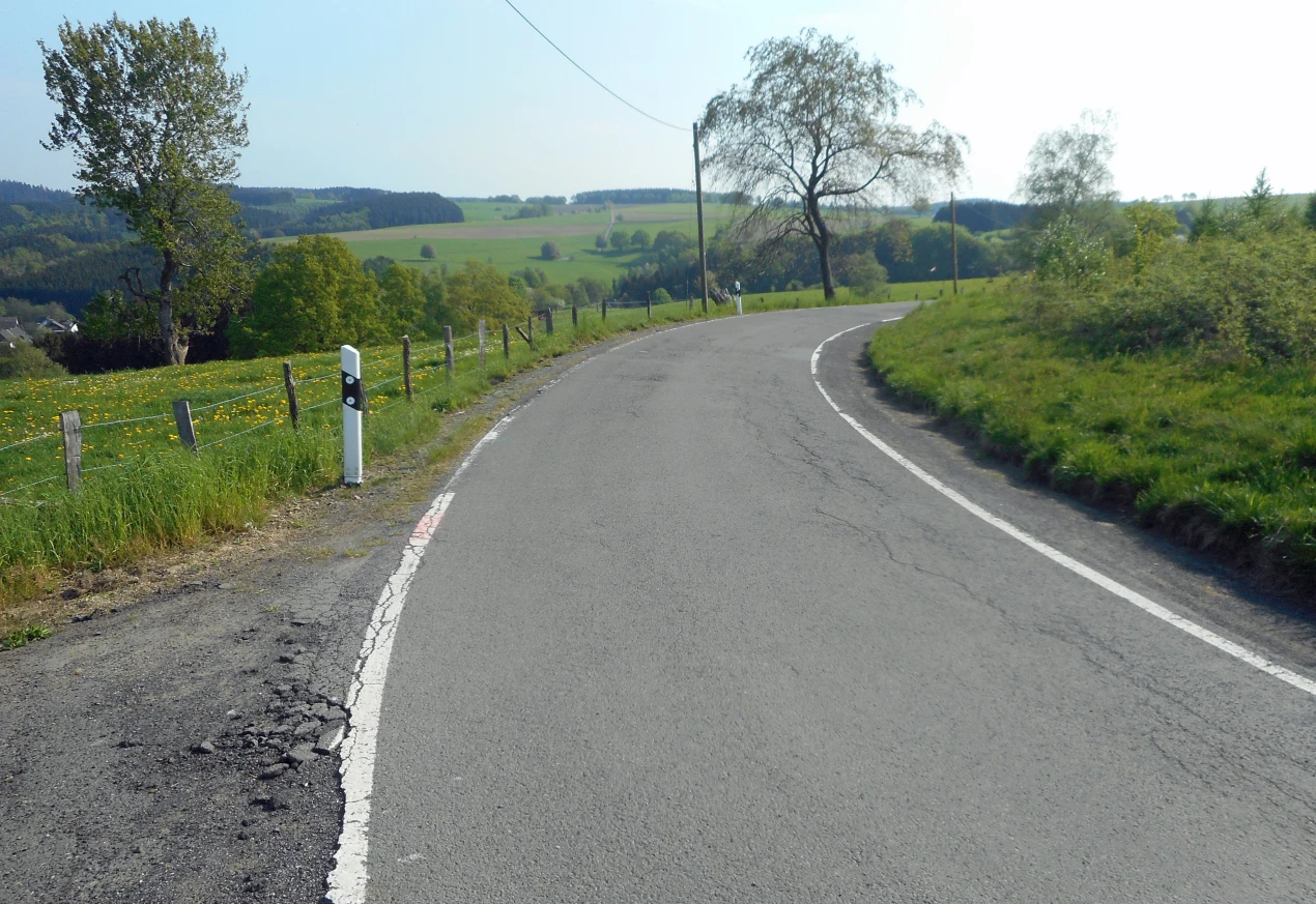 Die Fahrbahnränder werden verstärkt. (Foto: OBK)