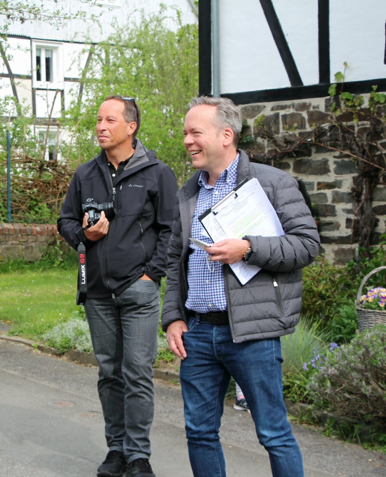 Kreisdirektor Klaus Grootens (r.) und Kreisdezernent Frank Herhaus (l.) informierten sich vor Ort über Ideen und Projekte der Dörfer. (Foto: OBK)