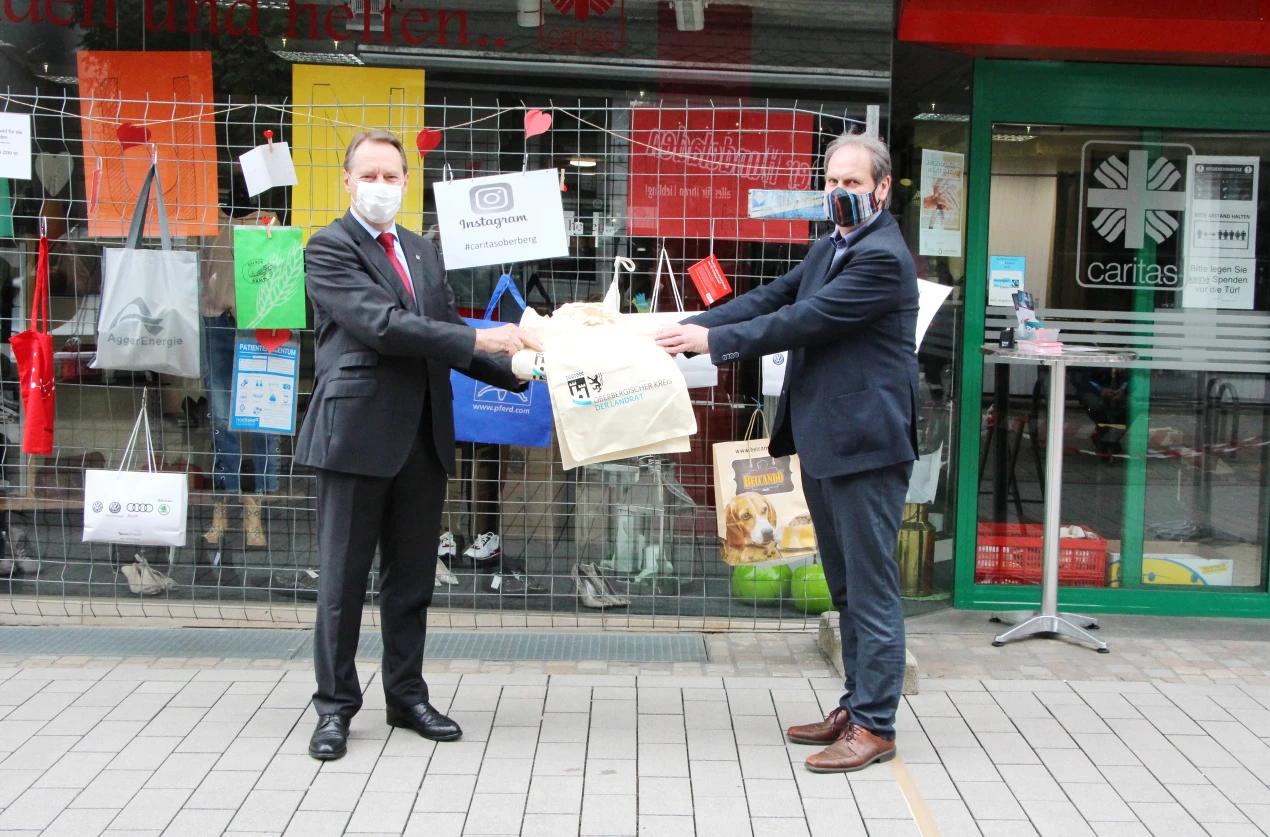 Landrat Jochen Hagt übergab insgesamt 300 Stoffbeutel mit Kreislogo an an den Caritas-Vorstandsvorsitzenden Peter Rothausen. (Foto: OBK)