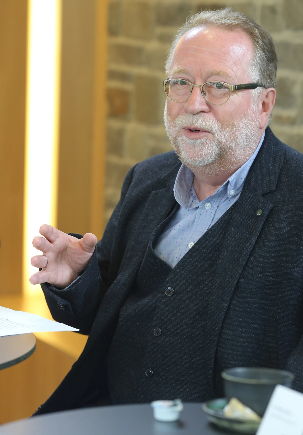 Christoph Buchen freut sich, dass Schloss Homburg "seinen Kranichen" eine mehrmonatige Sonderausstellung mit umfangreichem Rahmenprogramm widmet. (Foto: OBK) 