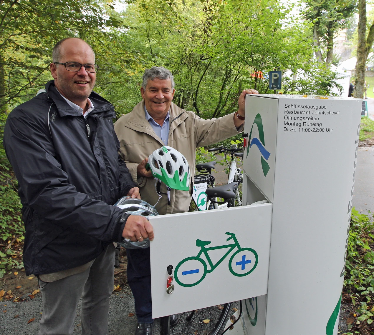 Hagen Jobi und Frank Röttger nahmen die Ladestation an Schloss Homburg offiziell in Betrieb (Foto:OBK)