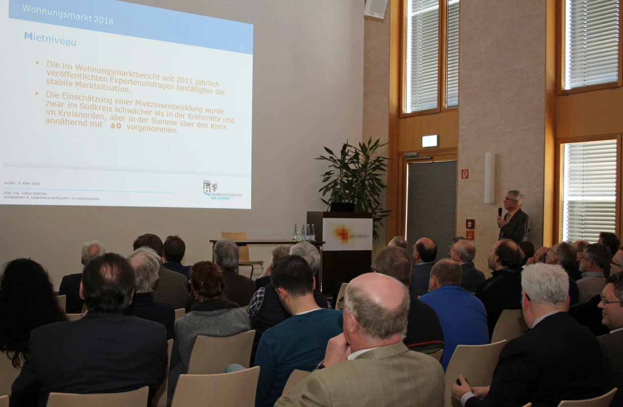 Den Wohnraumbedarf im Oberbergischen Kreis vermittelte Volker Gülicher, Leiter des Amtes für Geoinformation und Liegenschaftskataster des Oberbergischen Kreises. (Foto: OBK)