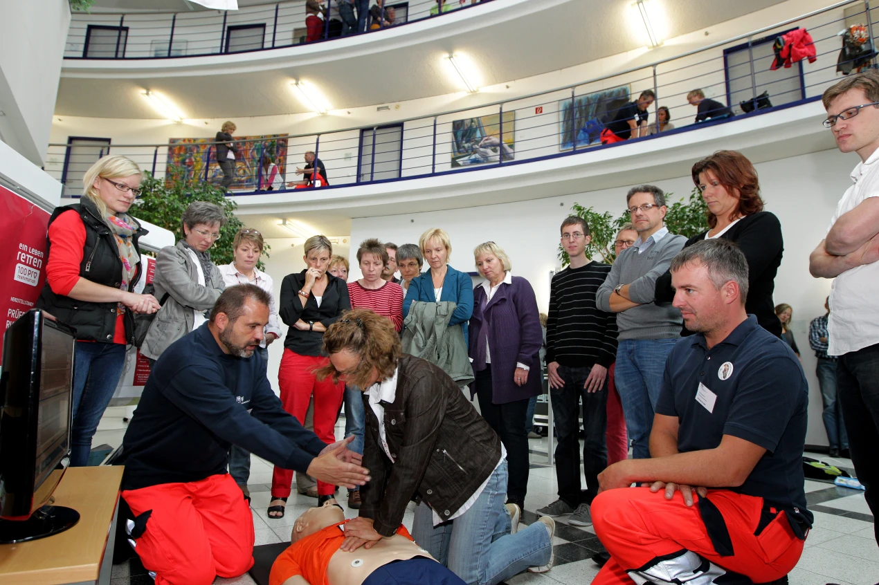 Jeder konnte die Reanimation an einem Dummy durchführen. (Foto: OBK)