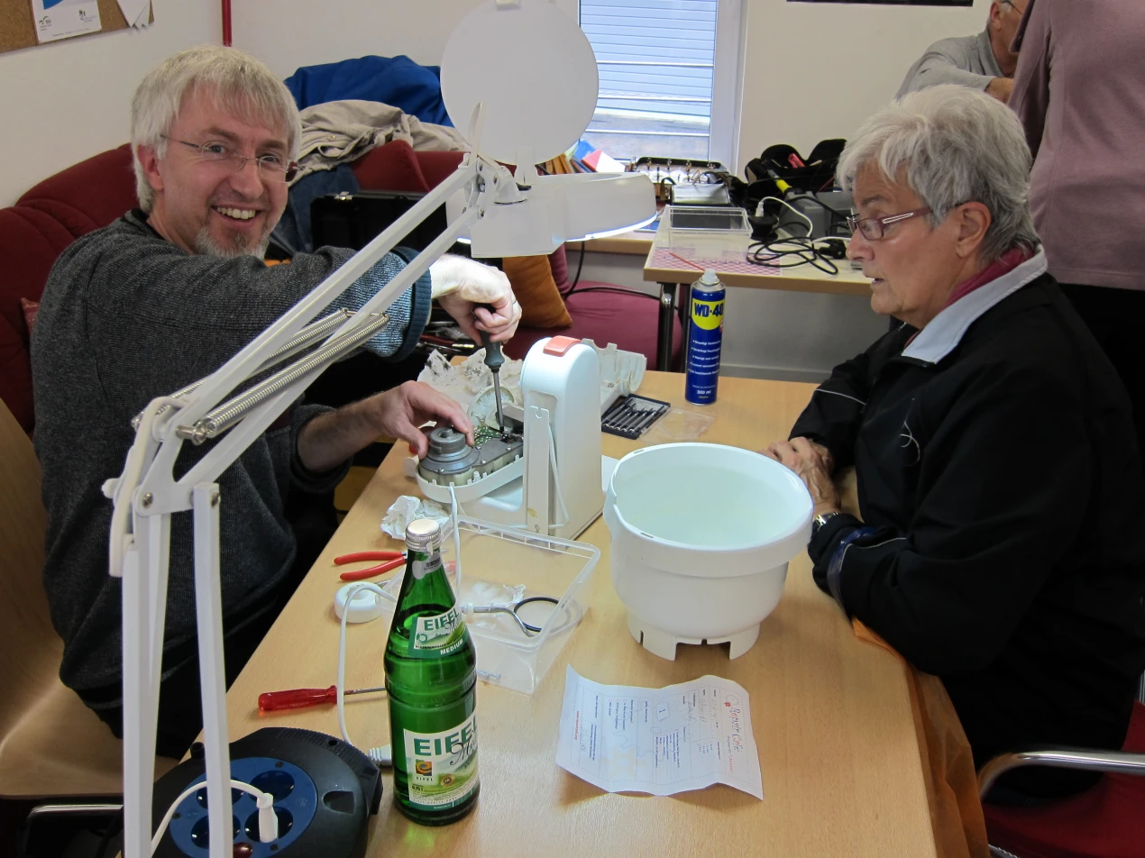 Der Nachrichtentechniker Bernd Stadtfeld aus Loope ist ehrenamtlich im Repaircafé engagiert. Er konnte Elli Schmidt aus Ründeroth helfen. (Foto:Peter Fach)  