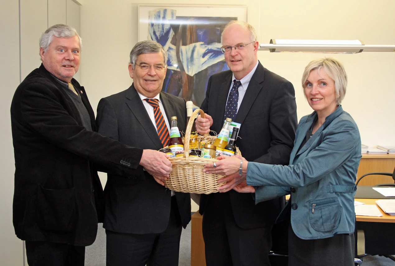 Schuldezernent Dr. Jorg Nürmberger, Landrat Hagen Jobi (v.l.) und Amtsleiterin Anke Koester verabschiedeten Wolfgang Saupp als Schulleiter des Berufskollegs Dieringhausen. (Foto: OBK)