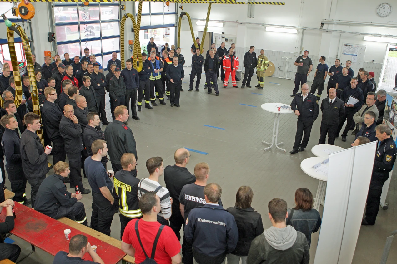 Im Gerätehaus Wiehl-Bomig sammelten sich die Helferinnen und Helfer für den gemeinsamen Hilfs-Einsatz in den Überschwemmungsgebieten (Foto:OBK) 