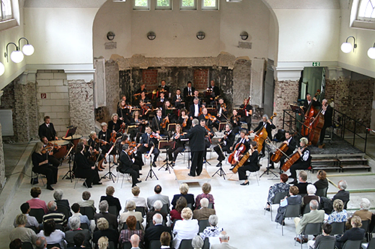 Die Baustelle des Hohenzollernbades wird zum Konzertsaal: Das Symphonie-Orchester des Oberbergischen Kreises lädt - bei freiem Eintritt - am Sonntag zur Matinee ein. (Foto: privat)