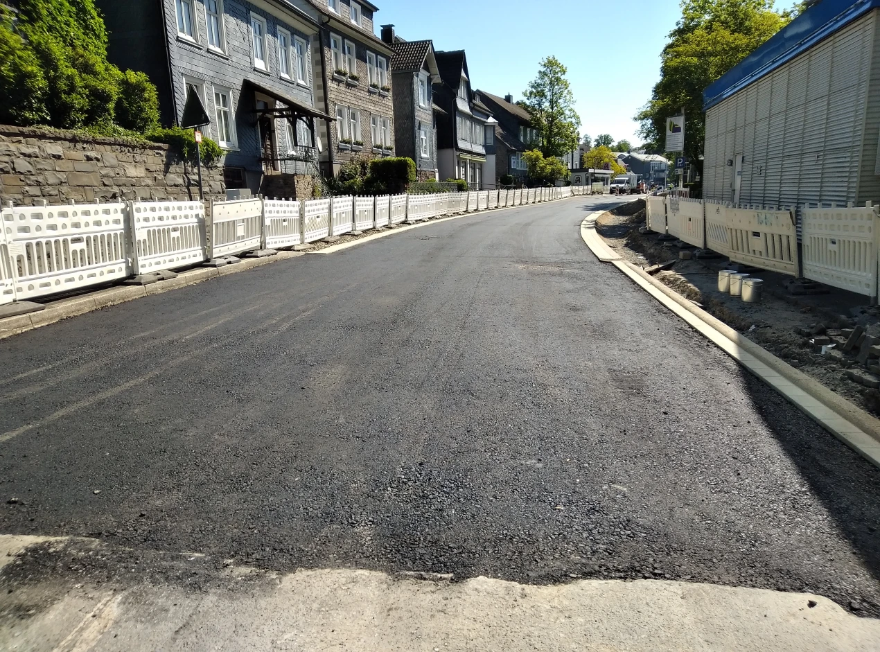 Der Einbau der Asphalttragschicht ist weitestgehend abgeschlossen. In Kürze beginnt nun die Herstellung der zum Teil farbigen Asphaltdeckschicht am Stadteingang West.(Foto: OBK)
