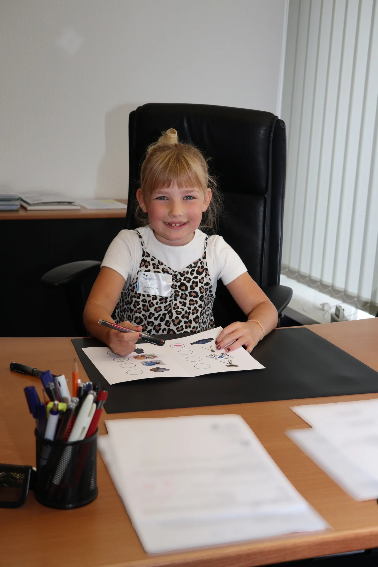 Morlin durfte - wie alle Kinder und Jugendlichen - während des Familientags im Kreishaus einmal auf dem Chefsessel im Büro des Landrats Platz nehmen. (Foto: OBK) 