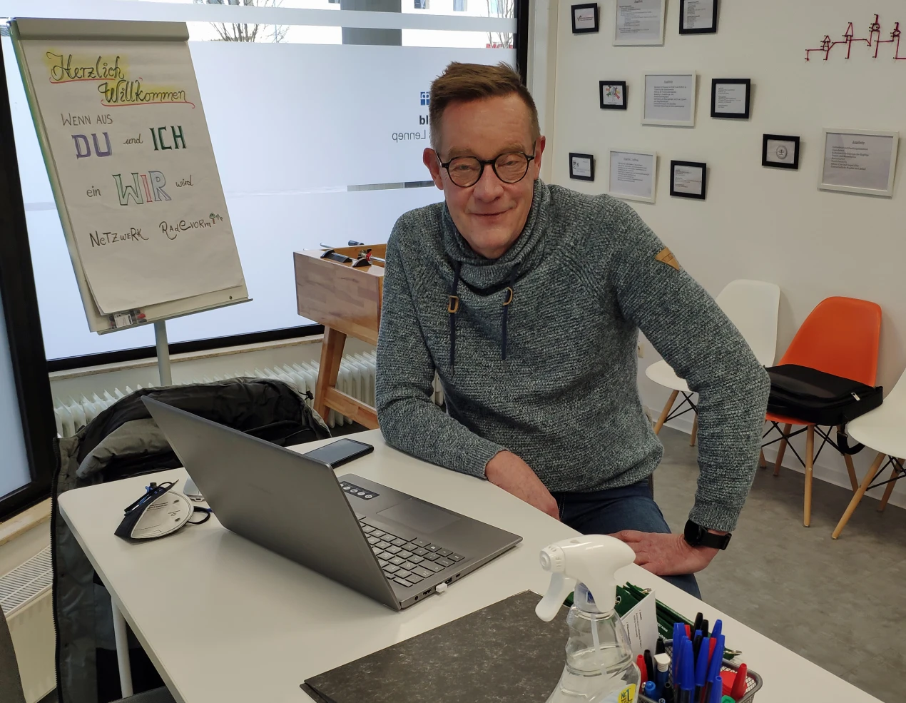 Dirk Gerhard will ehrenamtlich unter anderem den Umgang mit digitalen Geräten vermitteln.
(Foto: OBK)