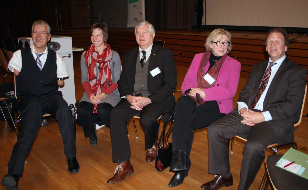 Angeregter Austausch zum Thema Inklusion (v.l.n.r.): Pfarrer Rainer Schmidt; Susanne Schlichtmann, Vors. "Elterninitiative für das besondere Kind"; Sozialdezernent Dr. Jorg Nürmberger; Schulamtsdirektorin Ursula Barth; Ulrich Wontorra, Dezernent des LVR (Foto: OBK)    