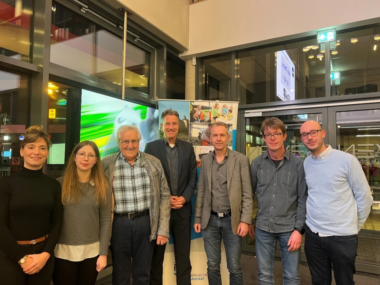 (Podiumsrunde mit Organisatoren und Schirmherr Ralf Schmallenbach (v.l.n.r.): Anna Tomas, Caritasverband für den Oberbergischen Kreis e.V. – Suchtprävention; Janine Mauel, Gesundheitsamt des Oberbergischen Kreises – Soziale Dienste; Friedbert Isele; Blaues Kreuz – Ortsgruppe Gummersbach; Ralf Schmallenbach; Dezernent für Gesundheit, Jungend und Soziales; Dr. Bodo Karsten Unkelbach, Chefarzt/Klinikdirektor der Psychiatrie ZSG Klinik Marienheide, Markus Würtz, Caritasverband für den Oberbergischen Kreis e.V. und Sören Klehm,  Gesundheitsamt des Oberbergischen Kreises – Soziale Dienste) (Foto: OBK)