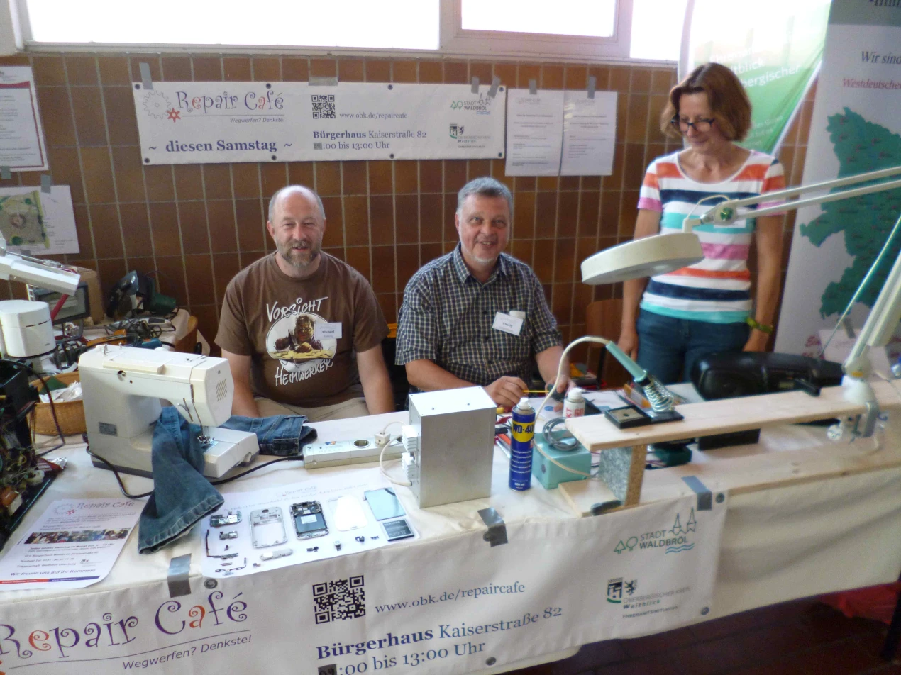 Am 25. November steht das Engagement des Repair Cafés im Zeichen der Aktion NRW repariert. Im Juli warben die ehrenamtlichen Fachkräfte Michael Käsberg (v.l.) und Charly Lindermann und die Weitblick-Lotsin Jutta Ramackers bei der Leistungs- und Gewerbeschau des Waldbröler Handwerkervereins für das Konzept "Reparieren statt wegwerfen".(Foto: OBK)