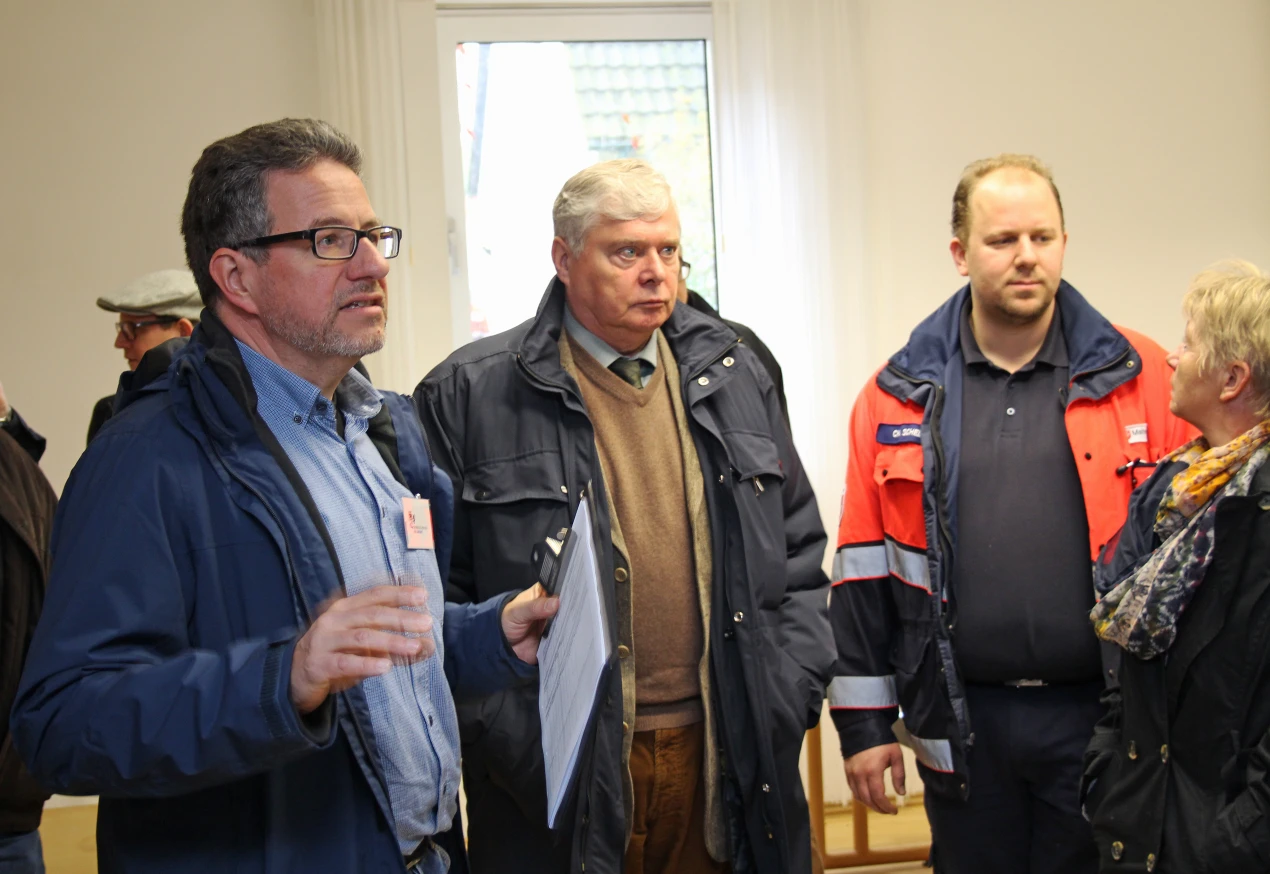 Einrichtungsleiter Rainer Schmidt (v.l.), Dr. Jorg Nürmberger und Christian Schelle (Leiter der Malteser Dienste Oberberg).
