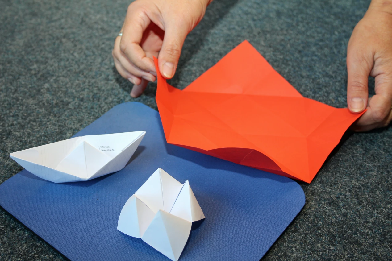 Klassische Modelle für Origamieinsteiger: schnell entstehen Papierschiffchen, Flieger oder "Himmel und Hölle". Die Kunst des Papierfaltens ist schon bei Kindern beliebt. Mit Geduld und etwas Geschick entstehen beeindruckende Papiermodelle. (Foto: OBK) 