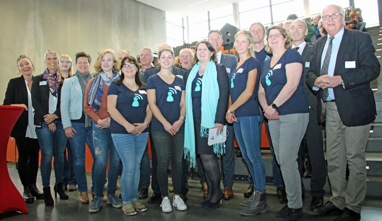 Die Akteure des Fachtags "Schöne neue Medienwelt!?" um Organisatorin Alke Stüber (M., Bildungsnetzwerk Oberberg). (Foto: OBK)