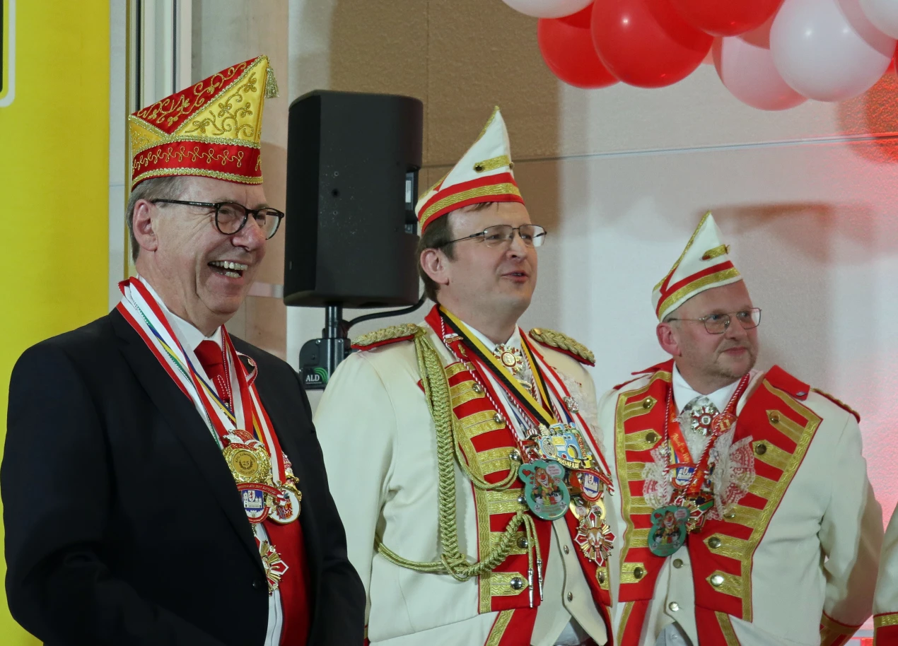 Landrat Jochen Hagt mit den "Baulemännern": die KG Baulemann anno pief rot-weiß Wipperfürth von 2010 e.V. hatte Spaß beim Bühnenprogramm auf Schloss Homburg. (Foto: OBK) 