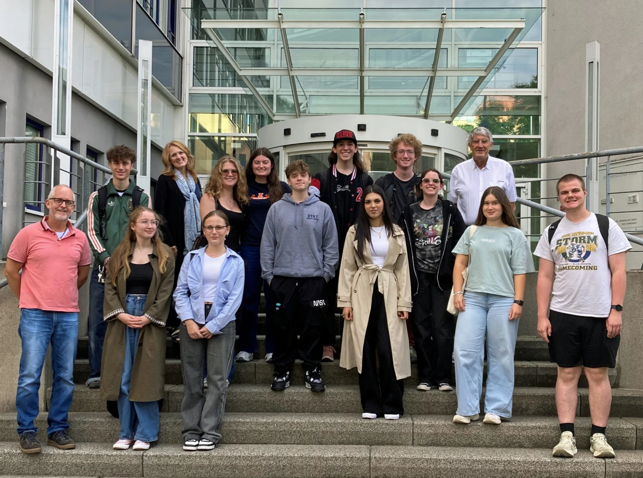 Zwischenstopp im Kreishaus: Highschool-Absolventinnen und Absolventen aus den USA waren zu Gast in Gummersbach, wo sie vom stellvertretenden Landrat Prof. Dr. Friedrich Wilke empfangen wurden. (Foto: OBK)
